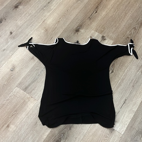 Great black and white top with peekaboo shoulders - Picture 4 of 5